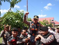 Penuh Haru, AKBP Restu Wijayanto dan Istri Dilepas dengan Isak Tangis Personel Polres Bulukumba