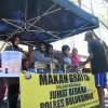 Jumat Berkah, Polres Bulukumba Bagikan Makanan Gratis kepada Warga