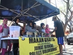 Jumat Berkah, Polres Bulukumba Bagikan Makanan Gratis kepada Warga