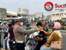 Waspada Dampak Asap, Sat Lantas Polres Bulukumba Bagikan Masker kepada Pengguna Jalan